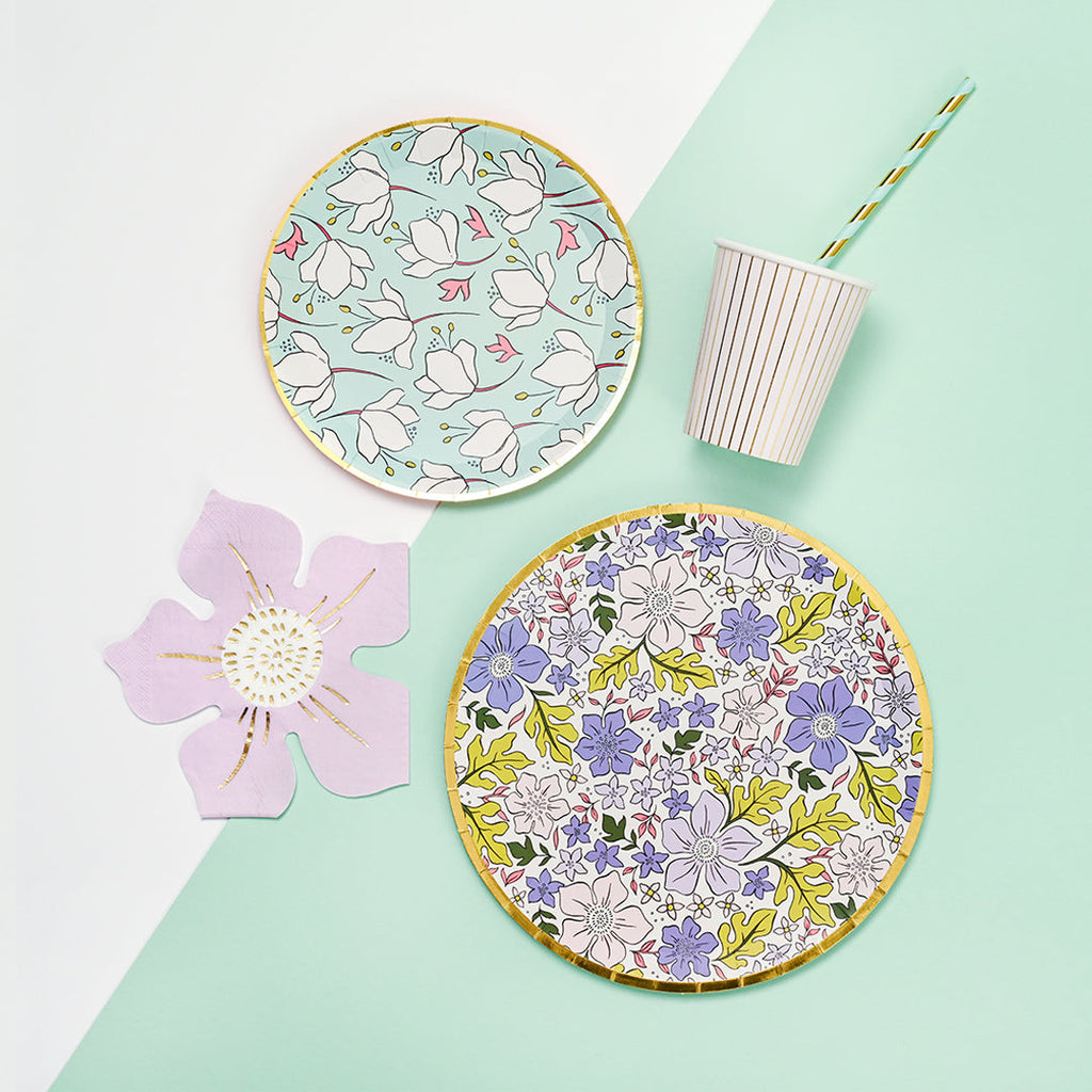 In Full Bloom Small Paper Party Plates (10 per Pack)
